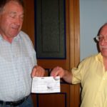 Präsentieren den Verrechnungsscheck Hans-Georg Beck und Jürgen Triesch